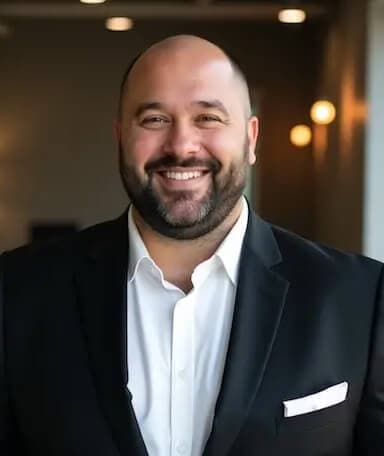 Portrait d'affaires IA d'un homme chauve avec une barbe, portant un costume noir et une chemise blanche.